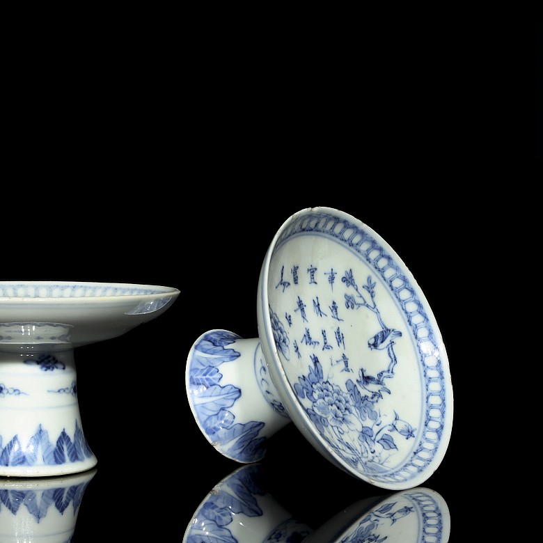 Dos platos con pie, azul y blanco, dinastia Qing