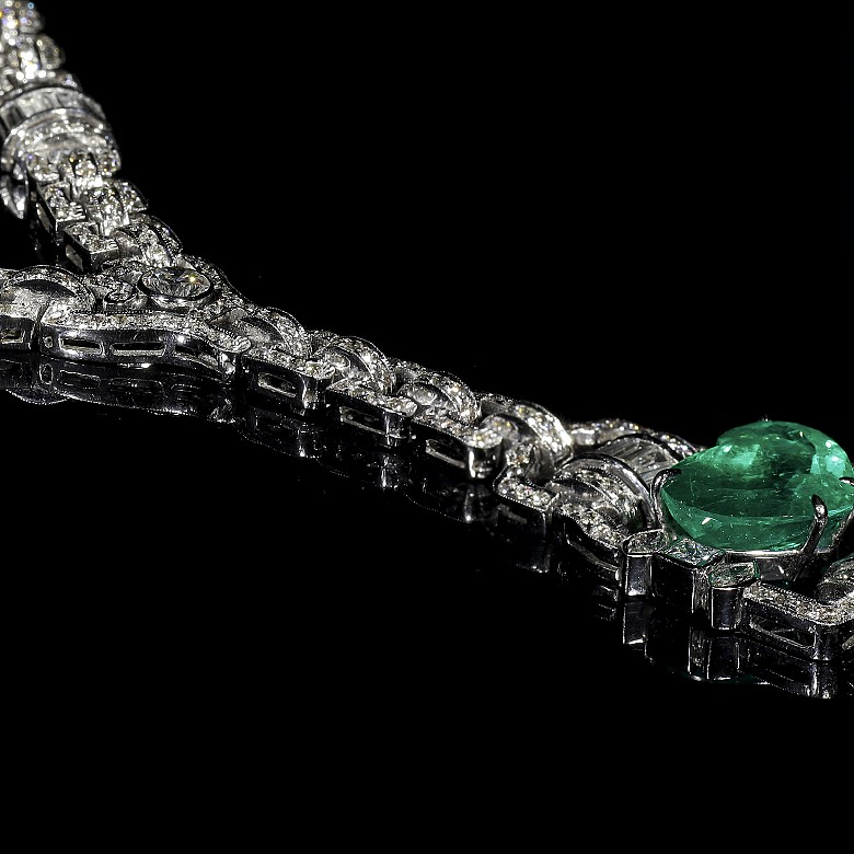 Gran collar de diamantes y esmeralda, en oro blanco 18 k