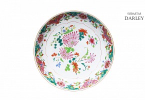 Large rose family plate, China, Qing dynasty, 19th century