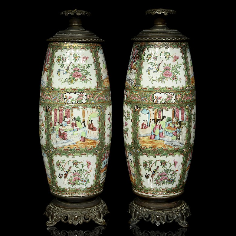 Pair of lamps with porcelain body, 19th century
