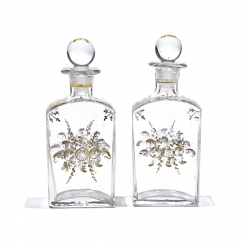 Dos botellas de vidrio con tapa. S.XIX
