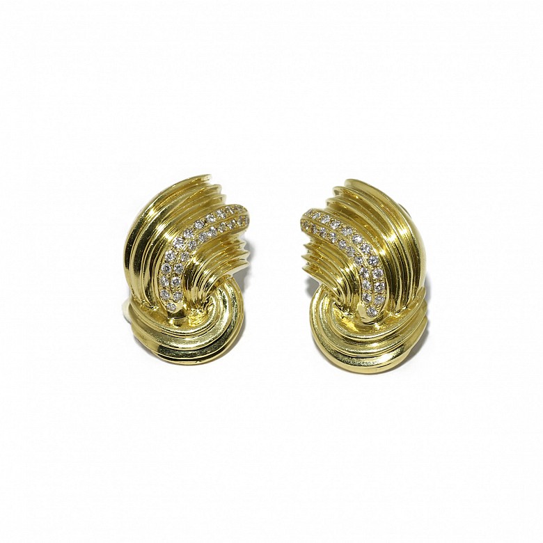 Earrings with front made in 18k yellow gold with braided design.