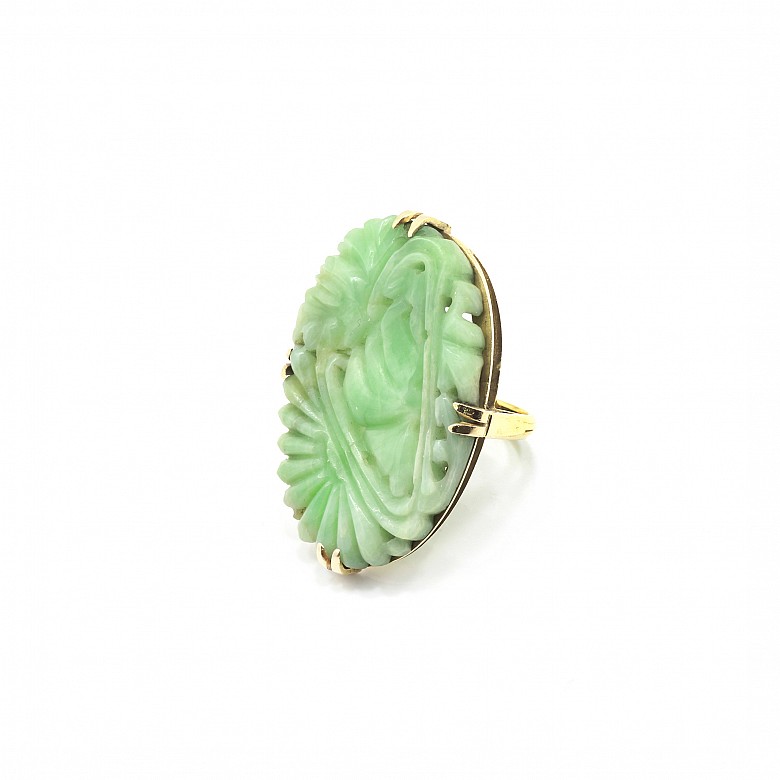 A 14 k gold ring with carved jade - 1