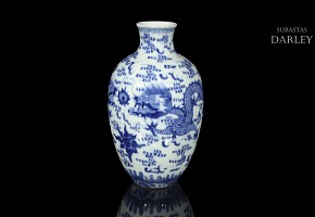 Porcelain vase, blue and white, with Qianlong mark