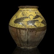 Antigua vasija de cerámica vidriada, Asia.