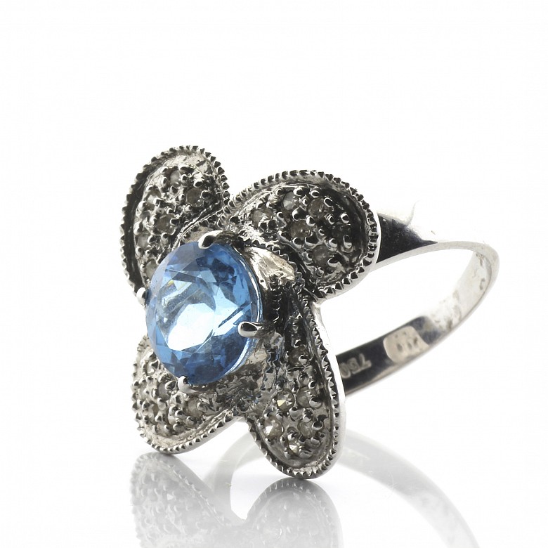 18k White Gold Ring with a blue topaz and diamonds