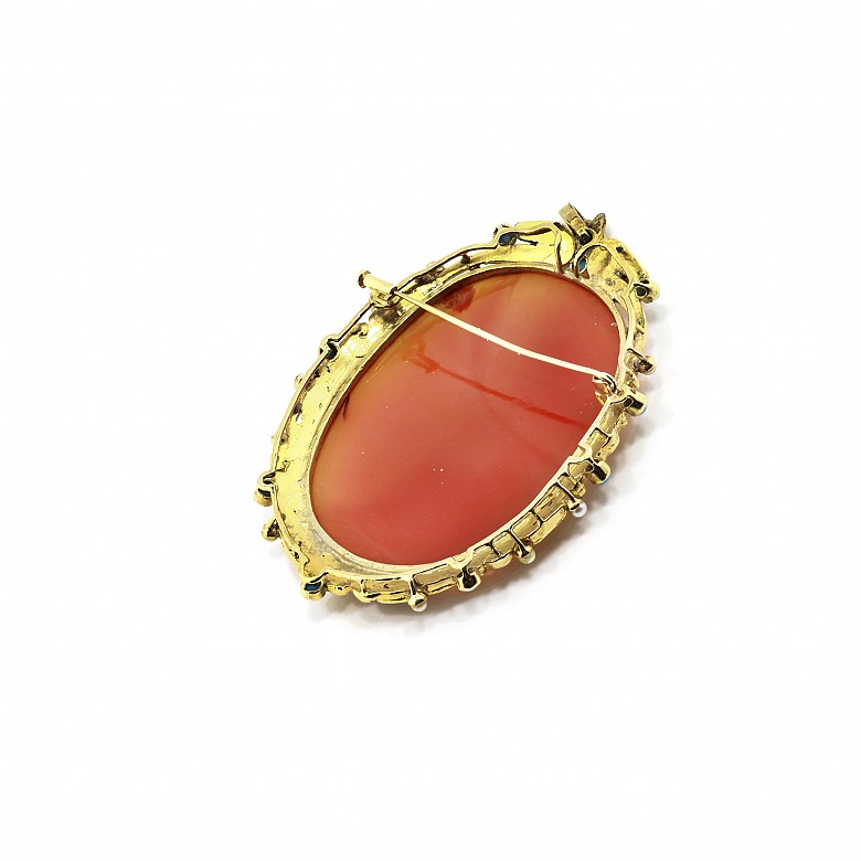 18k yellow gold medallion with a central agate