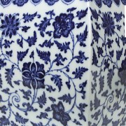 Jarrón de porcelana, azul y blanca, periodo Qianlong (1736 - 1795)
