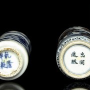 Dos botellas de rapé de porcelana, dinastia Qing