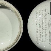 Caja de porcelana con poema y sabios, dinastía Qing