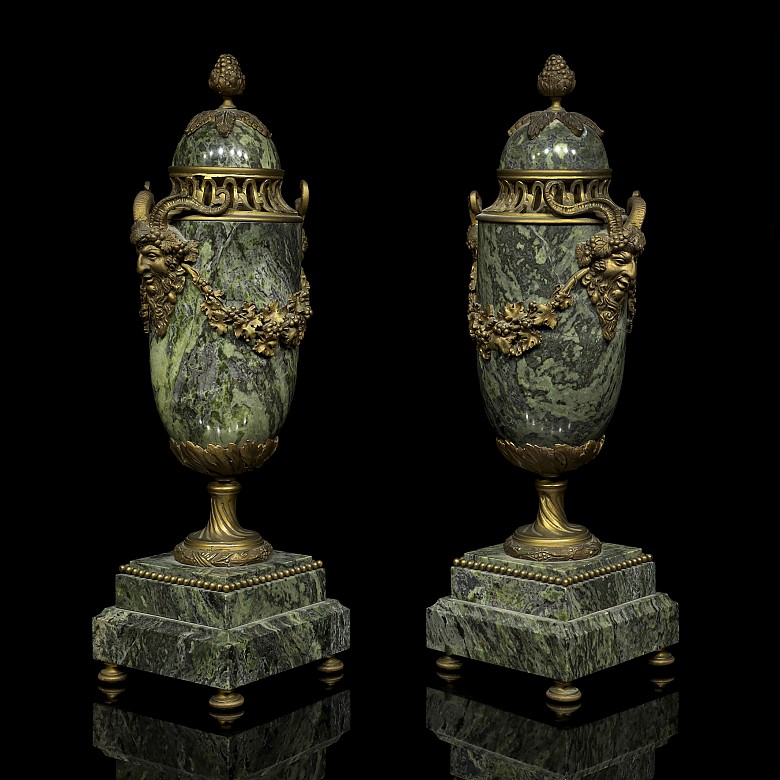 Pareja de copas de bronce y mármol, S.XIX