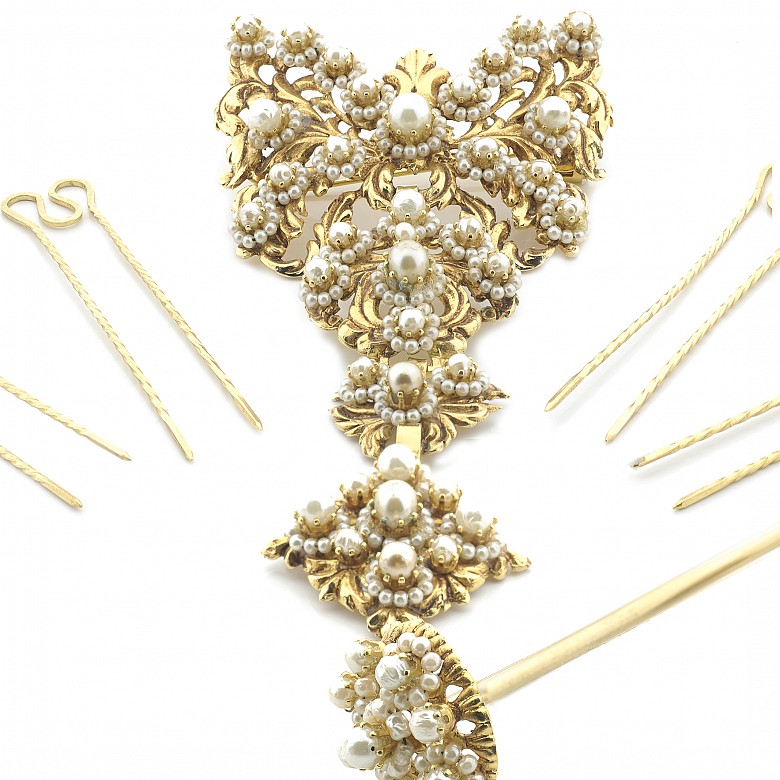 Fallera's adornments in golden metal with pearls