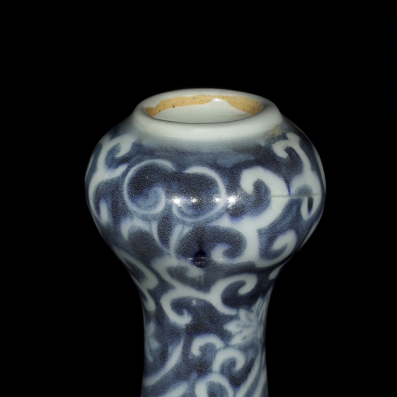 Jarrón de cerámica con pergaminos de loto, estilo Ming-Wanli