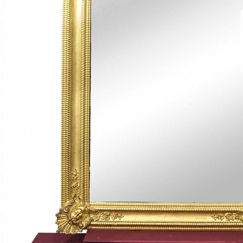 Gran espejo de madera tallada y dorada con copete, s.XIX