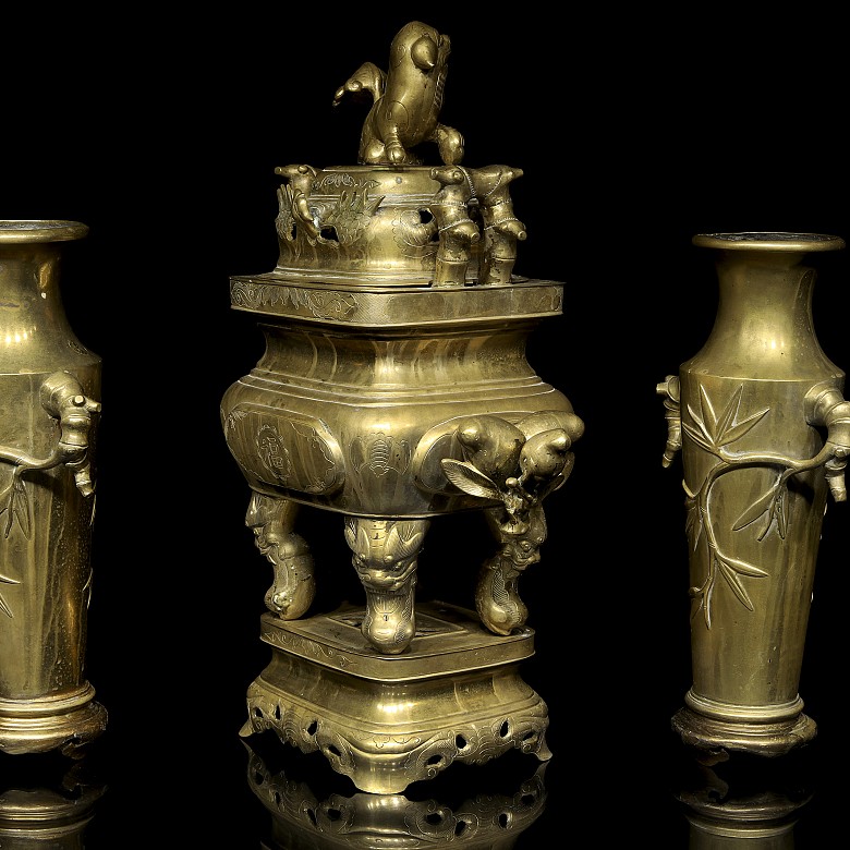 Gran incensario de bronce con jarrones