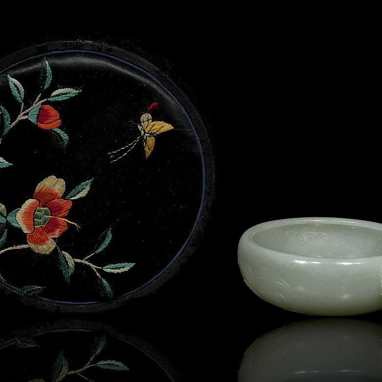 Cuenco para pinceles de jade, con caja, dinastía Qing