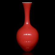 Jarrón vidriado en rojo, con marca Qianlong