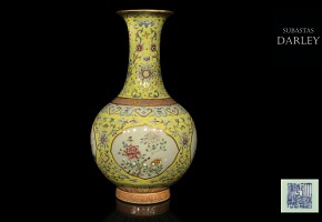 Jarrón de porcelana con fondo amarillo, con marca Qianlong