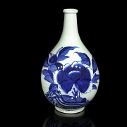 Botella-jarrón de porcelana, azul y blanco, S.XX