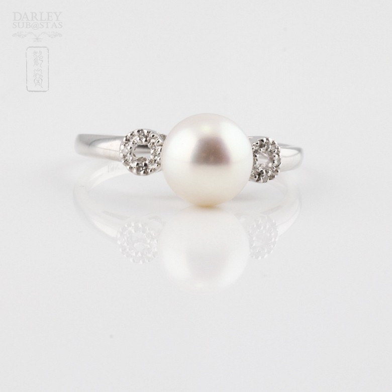 Anillo con perla blanca y diamantes  en oro blanco de 18k - 1