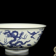 Cuenco de porcelana con dragones, dinastía Qing