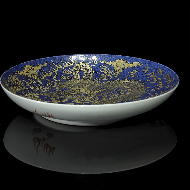 Plato de porcelana con fondo azul, S.XX - 3