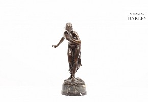 Martón Götze (1865 - 1928) Figura de bronce con pie de mármol negro.