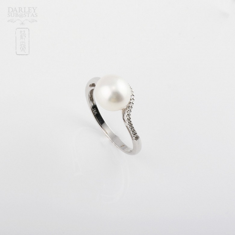 Anillo con perla blanca y diamantes en oro blanco de 18k - 2