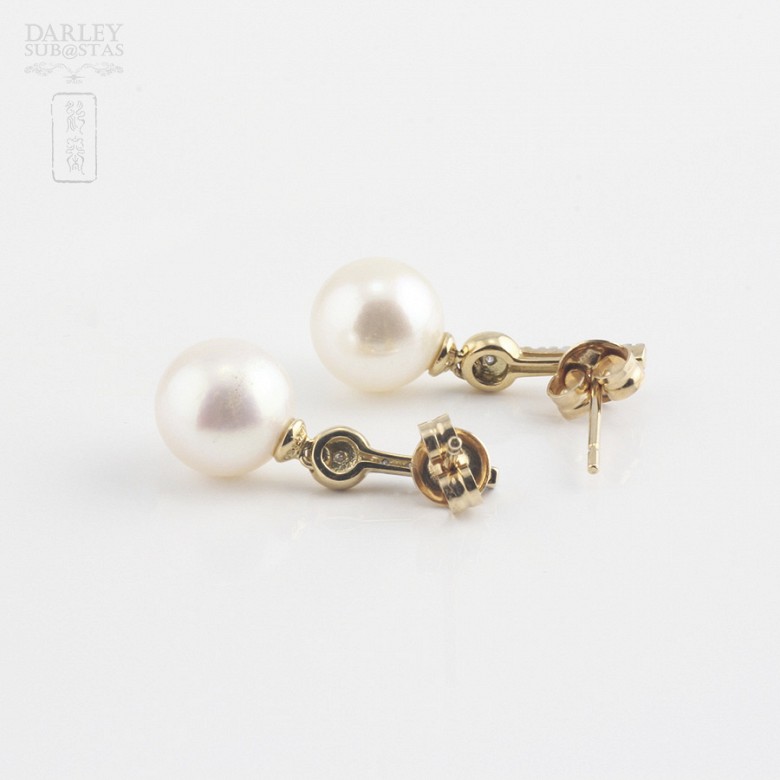 Pendientes perla blanca redonda y diamante en oro amarillo - 1