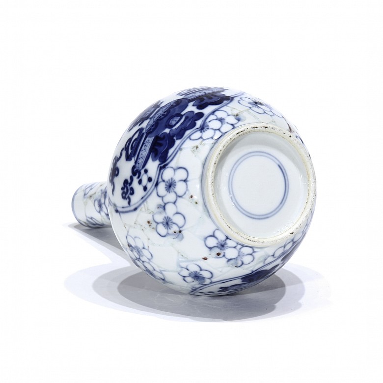 Botella de porcelana china con decoración azul y blanco, s.XX
