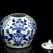 Blue and white tibor with lid, 20th century