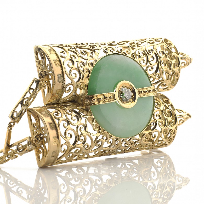Pendant with a jade disc in 18k yellow gold - 1