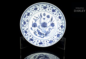Plato de cerámica con flores, azul y blanco, S.XX
