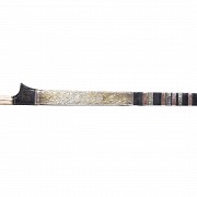 Golok indonesio con funda de ébano y metal, S.XIX