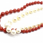 Necklace with two strands of pearls and corals, 18k gold clasp with 6.5x4 mm blue sapphire