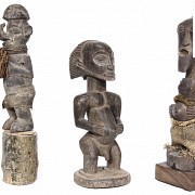 Tres esculturas de guerreros africanos.