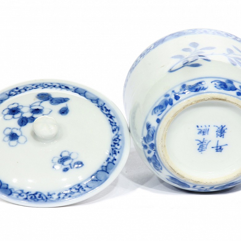 Taza de té de cerámica blanca y azul.