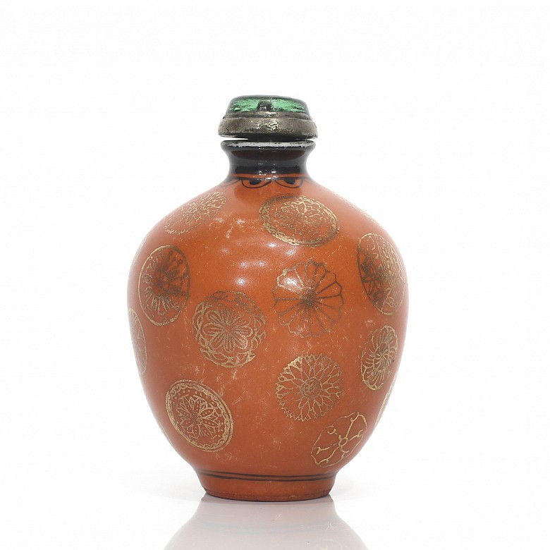 An iron-red and gold enameled snuff bottle, 