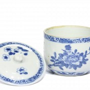 Taza de té de cerámica blanca y azul.