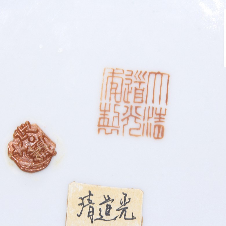 Plato de porcelana familia rosa, con sello Daoguang.