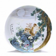 Plato de porcelana esmaltada, Bi Yuanming (1907 – 1991), 1948.