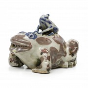 Glazed ceramic toads, Qing dynasty.
