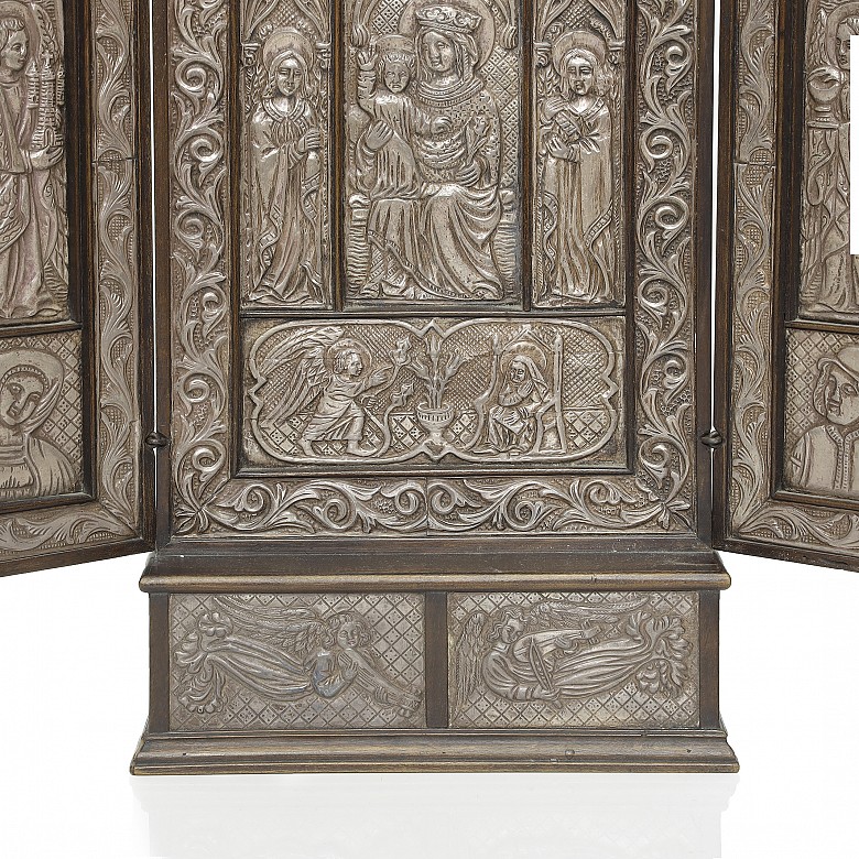 Religious altar of gothic style of wood and silver, 20th century.