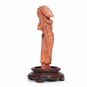 Figura de coral “Dama con abanico”, China, primer tercio del s.XX
