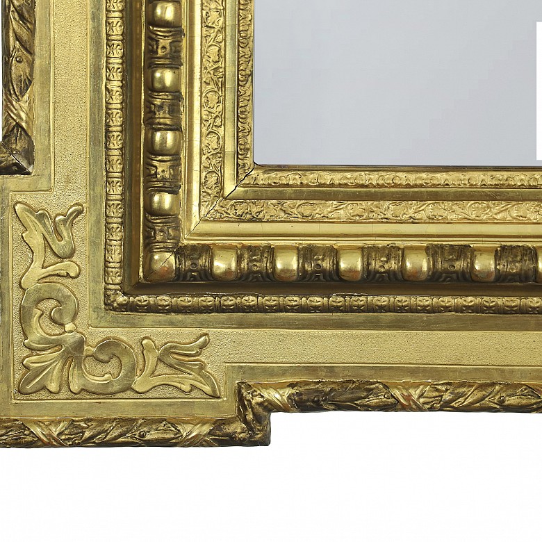 Marco de madera tallada y dorada con espejo, pps.S.XX