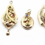 Two brooches and a gold pendant - 2
