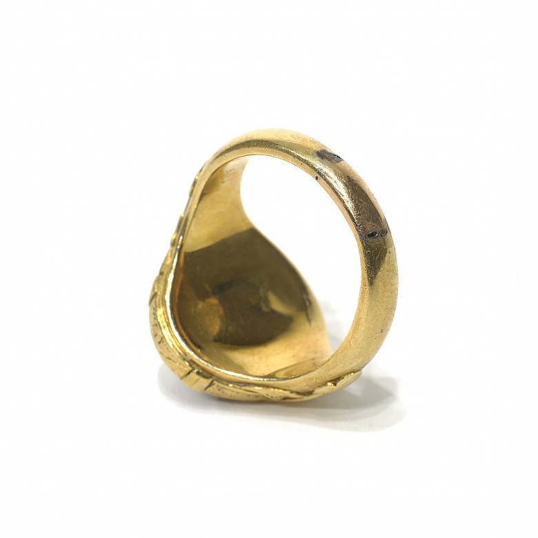 Gold ring with an agate on the centre