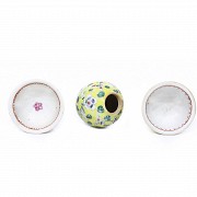 Lote de pequeñas piezas de porcelana esmaltada, China, s.XIX