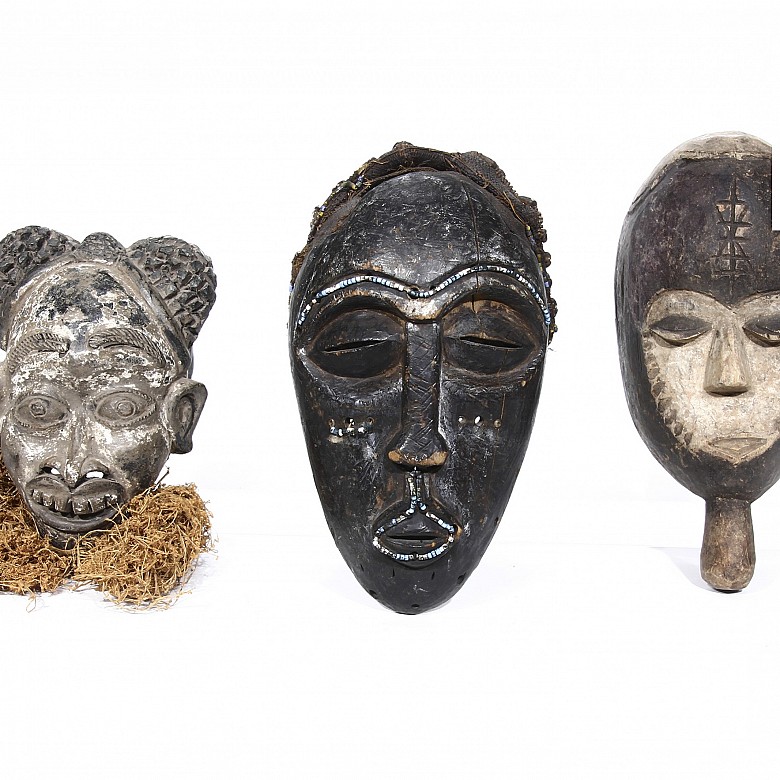 Tres máscaras decorativas africanas.