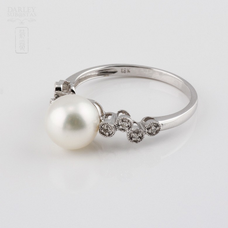 18k white gold ring with pearl and 8 diamonds.